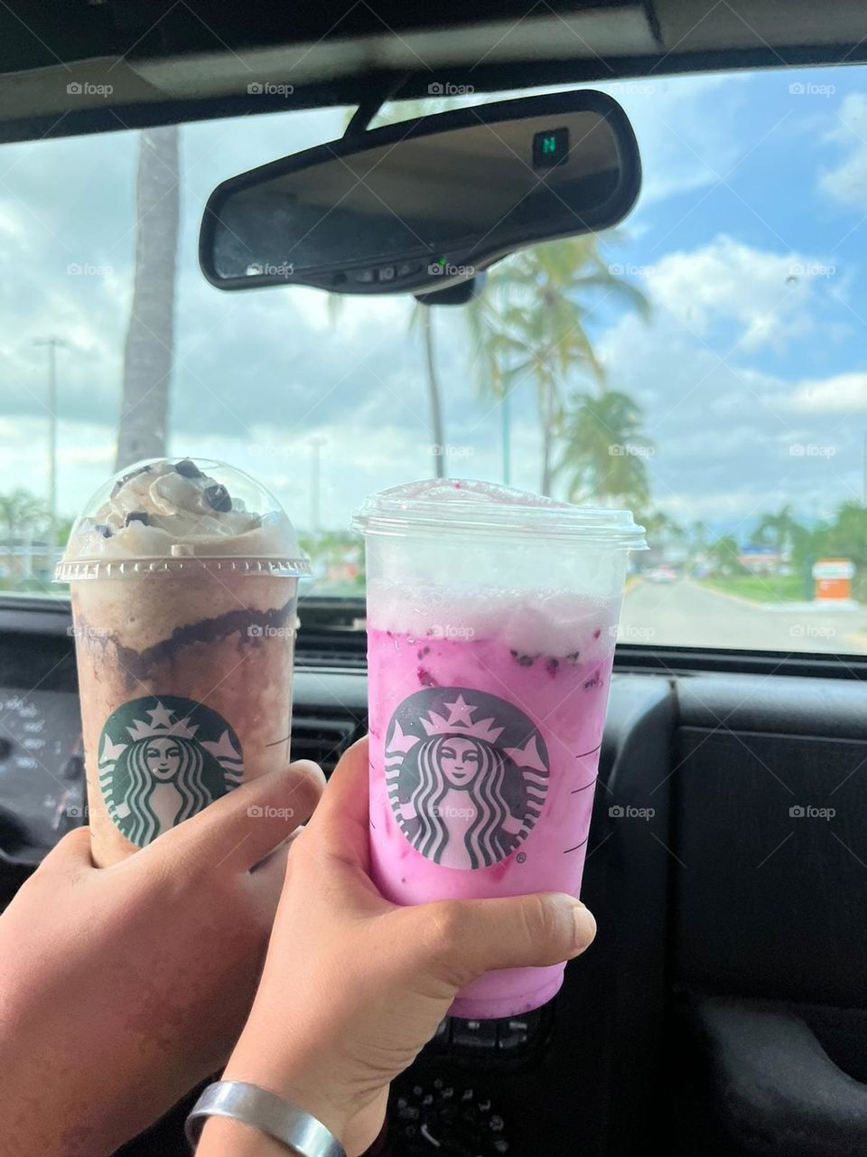 Bebidas de starbucks y un cielo bonito