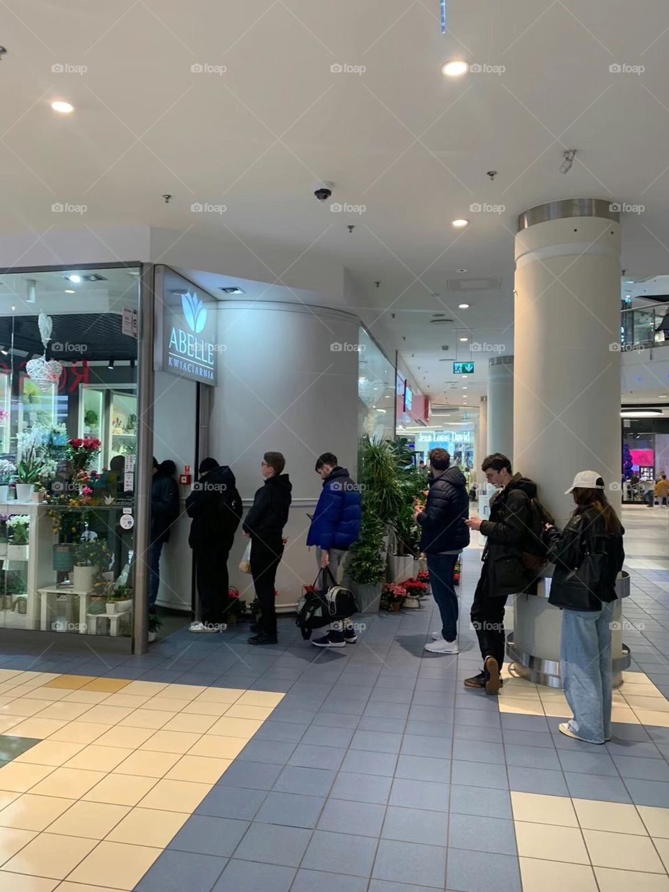 Valentine's Day, Poland is also a working day, but it does not prevent men from queuing up to buy flowers for the goddesses. π