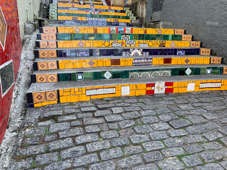 Escalador Rio de Janeiro. Artistic stairway in ceramic. Pop of colours 