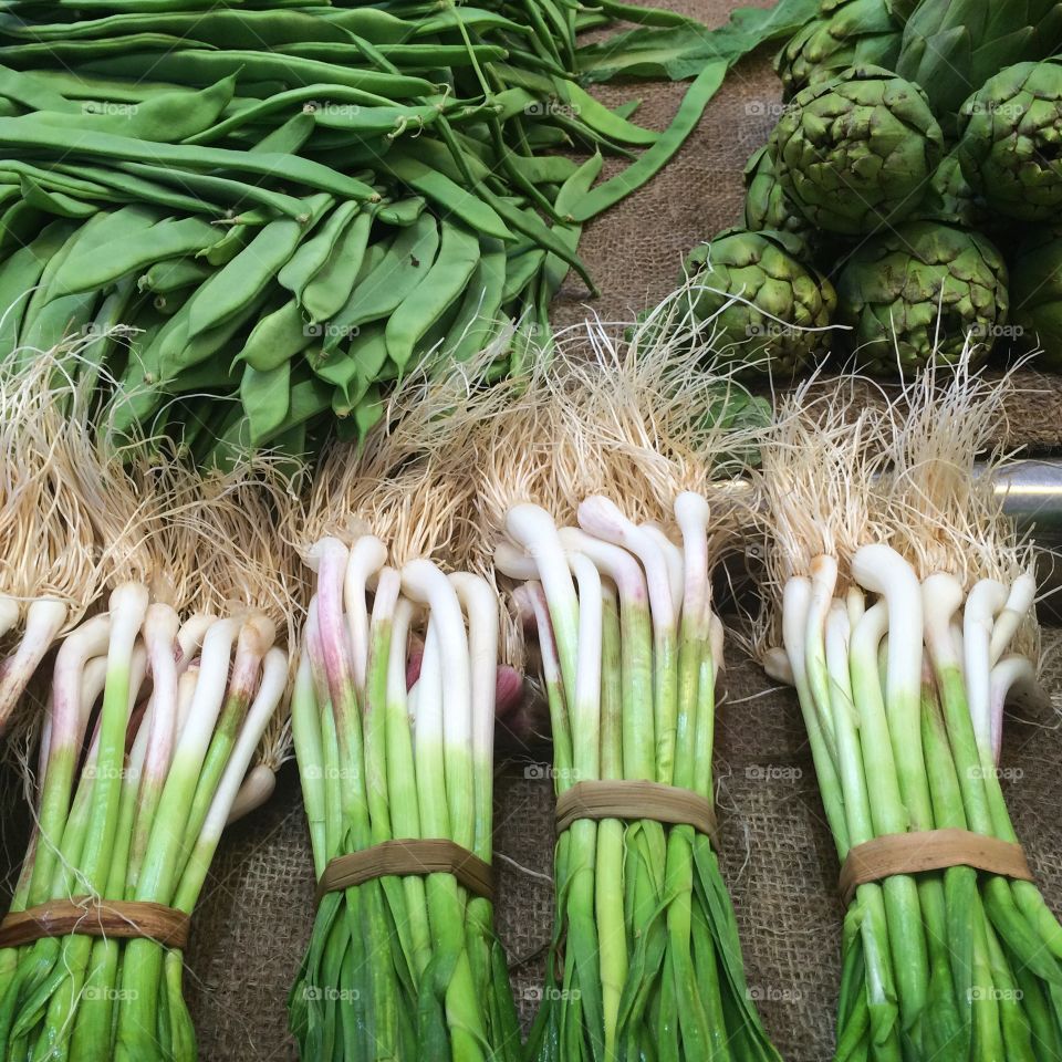 Spring onions, artichokes and green beans