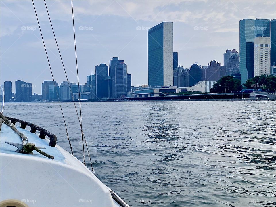 Motoring our new sailboat, a „23 O‘Day“ home to „Newtown Creek“ in LIC, Queens from the „Mamaroneck“ marina we encountered many interesting sites such as this one along the „Upper East Side“ of „Manhattan“. 2023. Hypnotic Productions