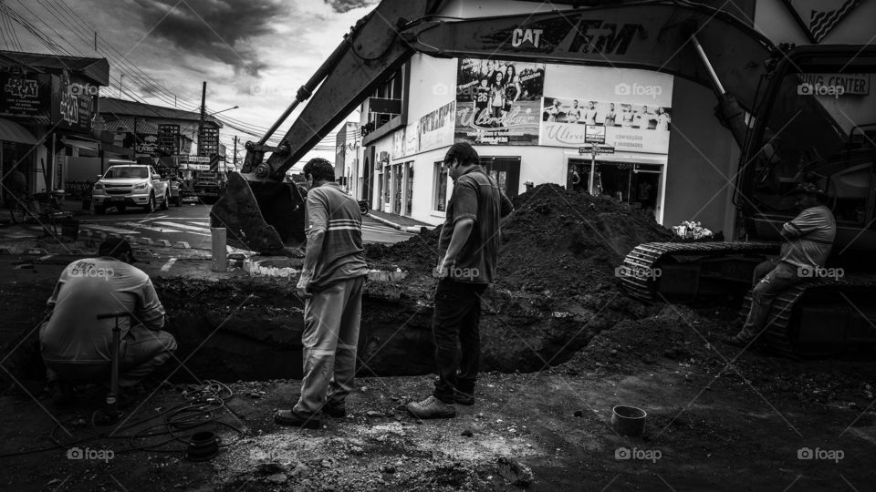 Homens e máquinas na obra.