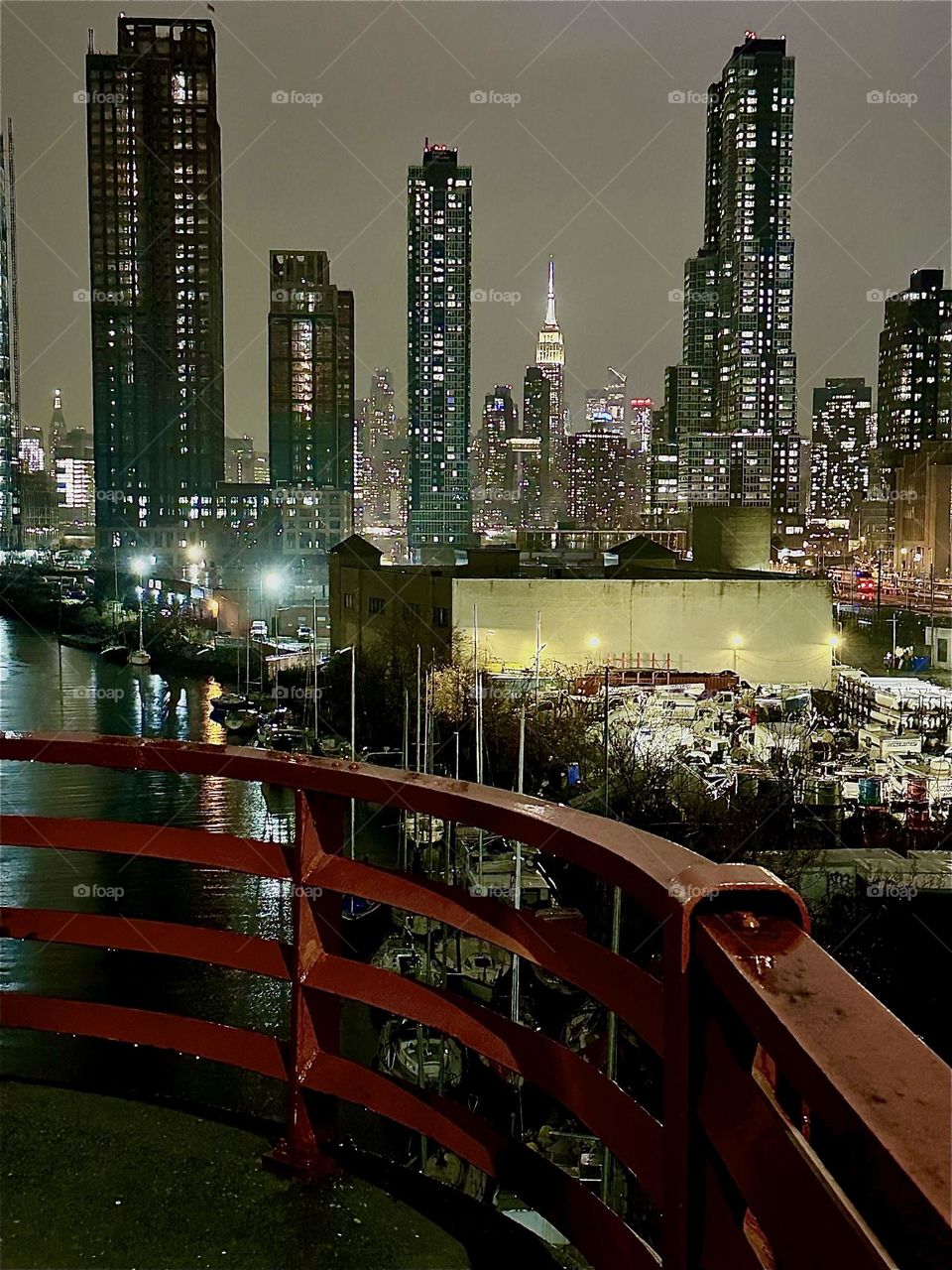 This is „Newtown Creek“ seen from the „Pulaski Bridge“ in LIC, Queens on an already dark winter afternoon in early December 2023. LIC as well as „Manhattan“ including the „Kreisler Building“ can be seen from here. Hypnotic Productions