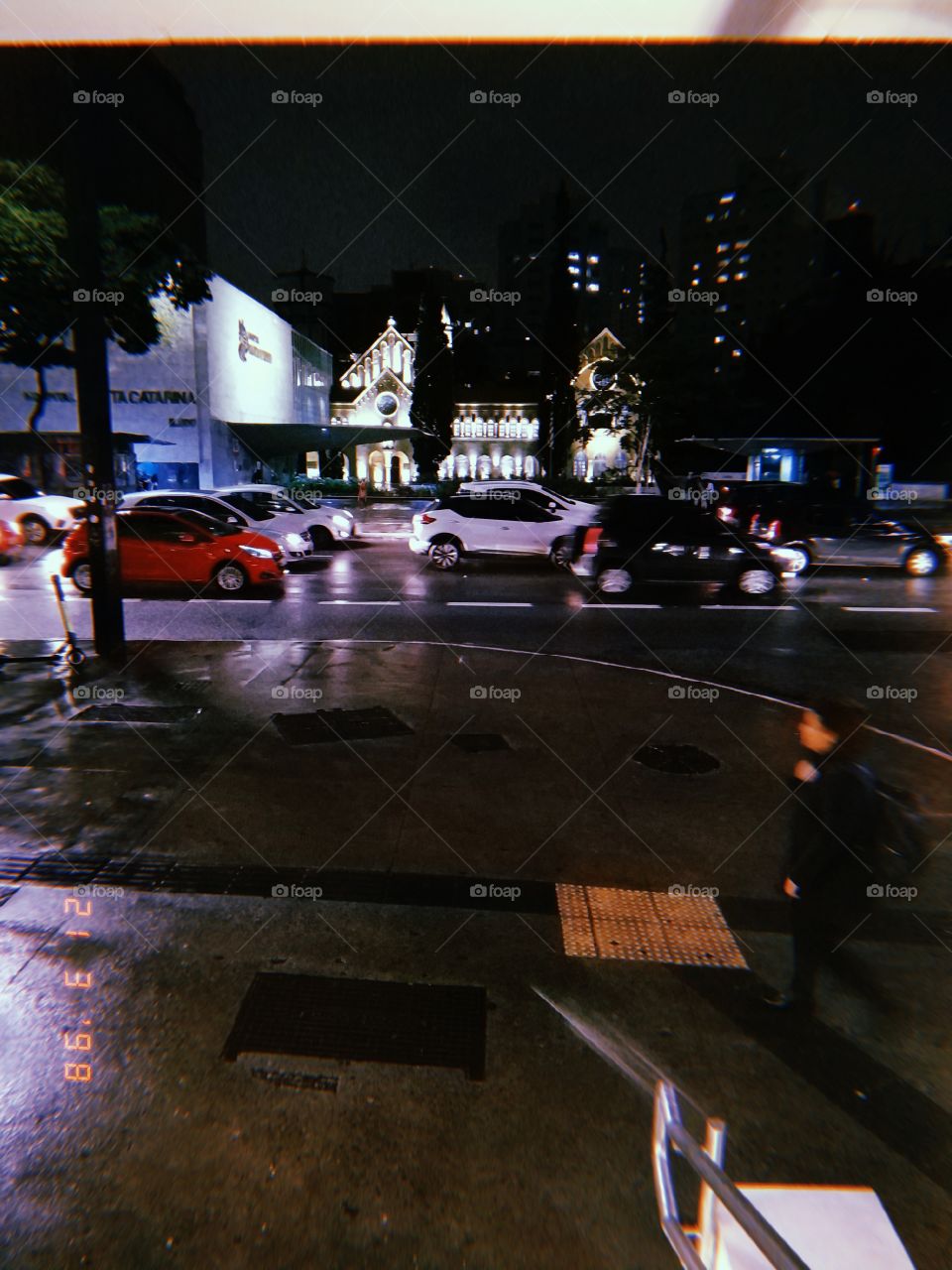 Avenida Paulista em noite de chuva.