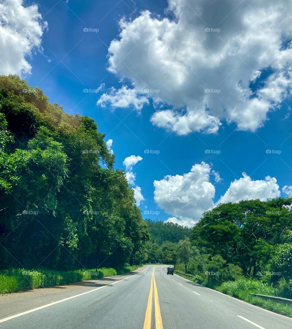 Transitar por uma estrada vazia e com céu azul, é muito bom. Não?

Aqui: Rodovia Tancredo Neves, Jundiaí/ SP. 
