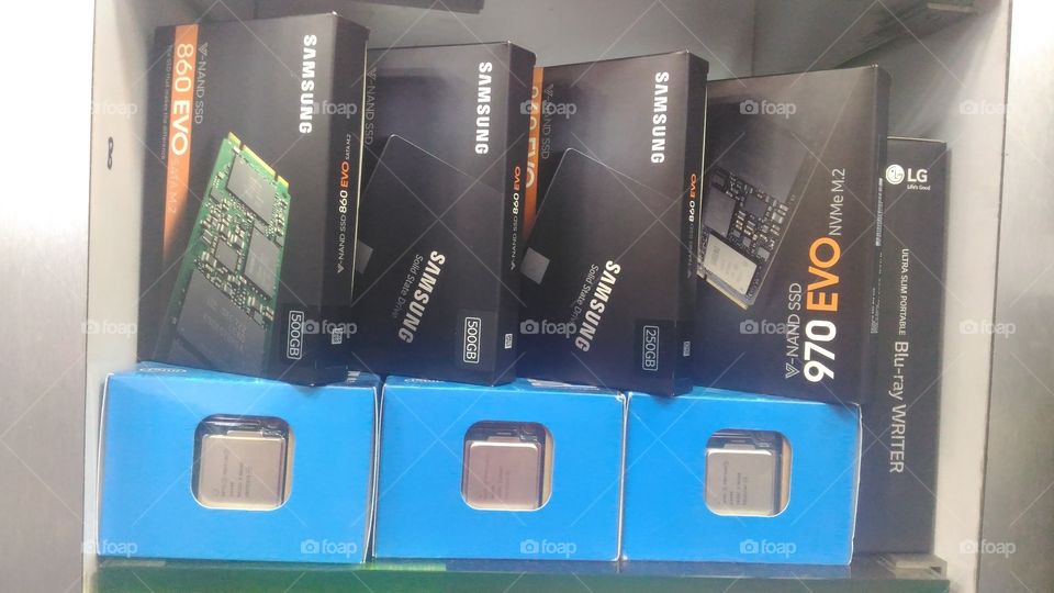 Solid state drive and PROCESSOR