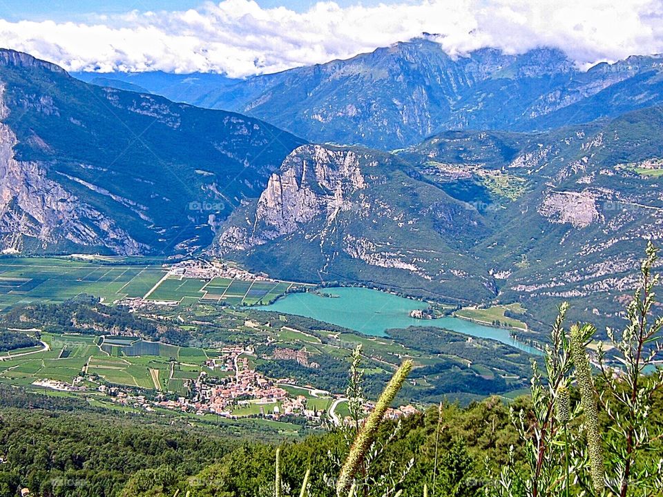 Vista del lago di toblino dal monte bondone.
View of the lake Toblino from the Mountain Bondone.