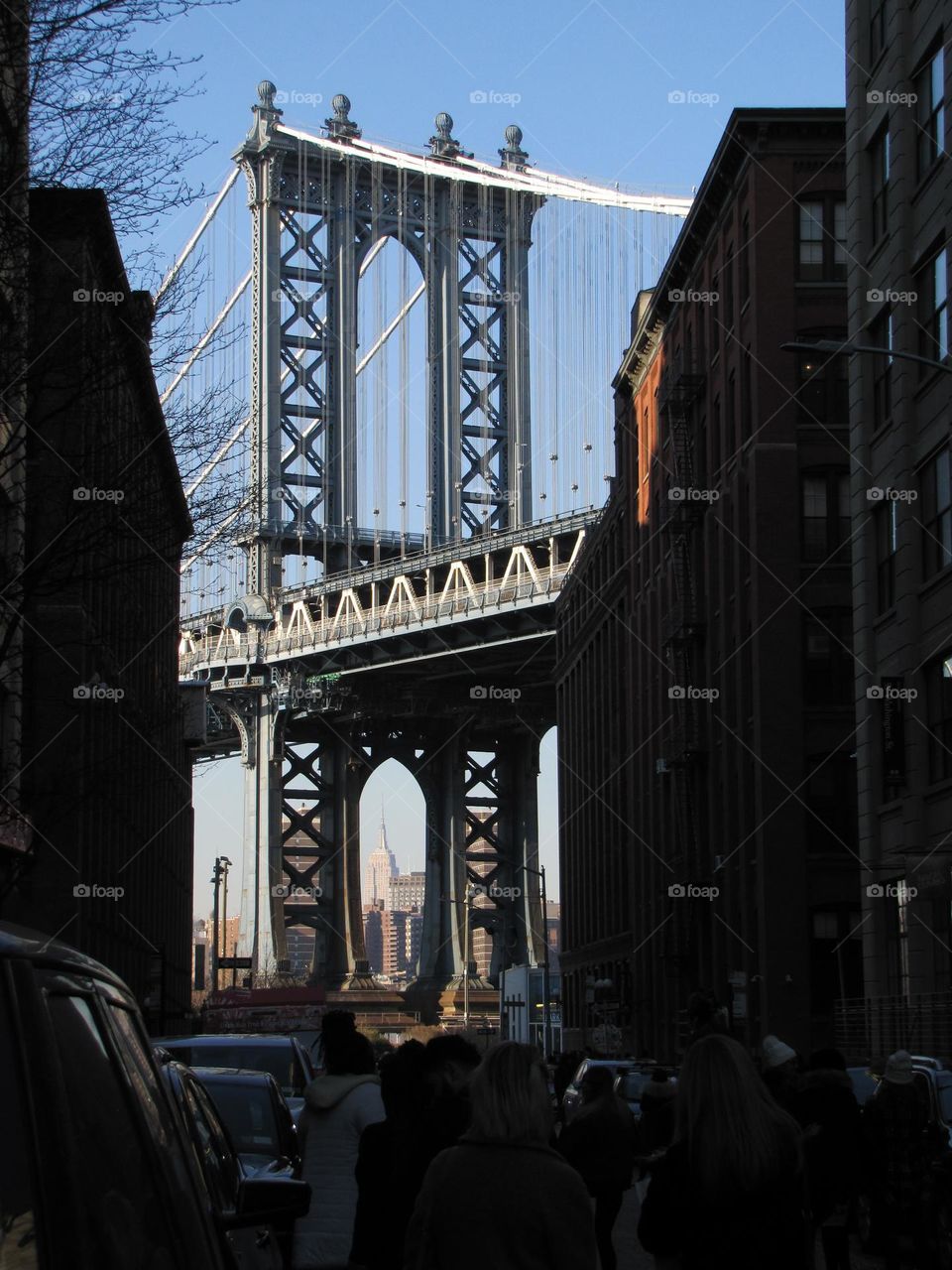 Manhattan Bridge, New York. 
Turist point of obligatory visit. Hermoso día soleado iluminando la silueta de este gran puente.