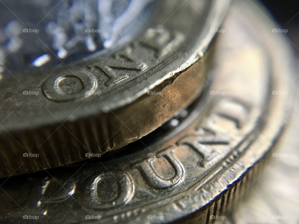 One pound coins stacked on top of each other 🇬🇧