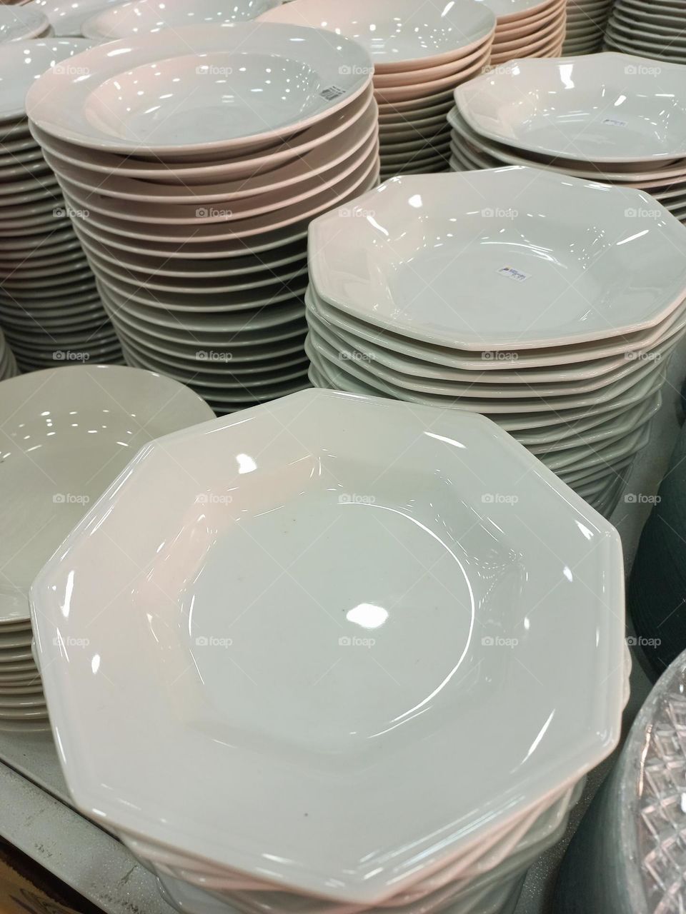 Pratos de louça ou pratos de porcelana.  Os pratos de porcelana, contam com características  exclusivas, como finura, leveza,  é branca e translúcida não  apresenta poros em sua superfície; o processo de fabricação  garante  um produto  resistente