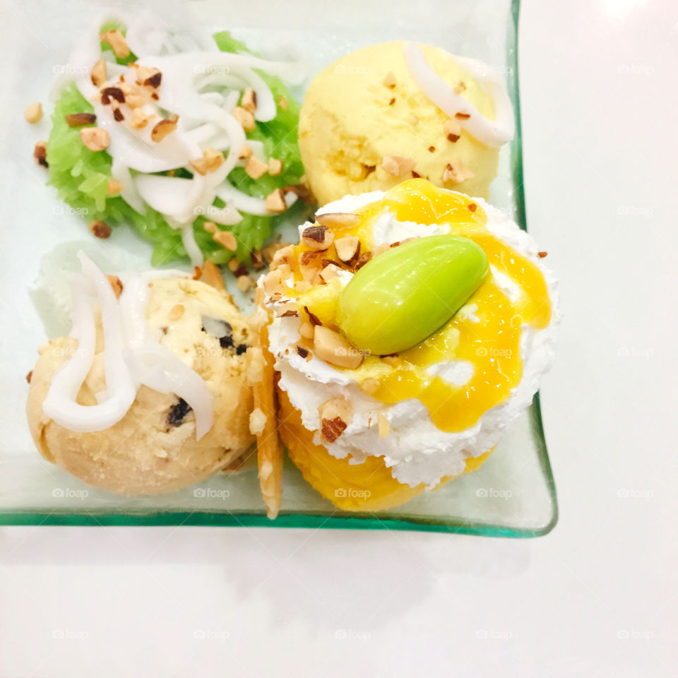 Mango ice creams with green sticky rice