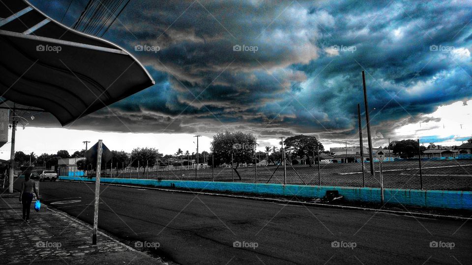 Edição azul e preto e branco, nuvem carregada de chuva.