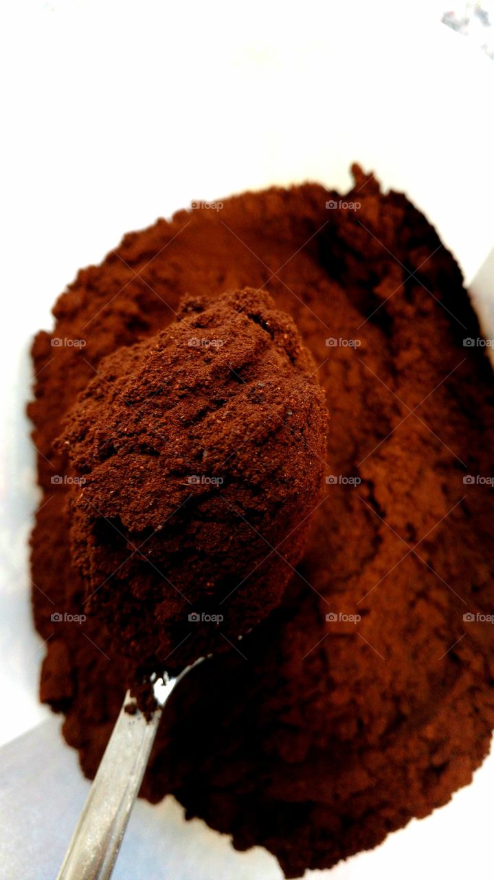 Pó de café na colher.