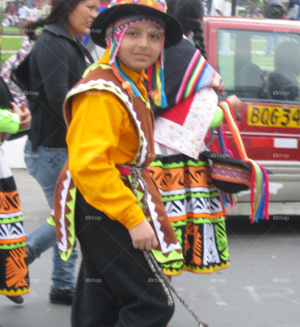 Niño con vestimenta típica de la sierra del Perú.