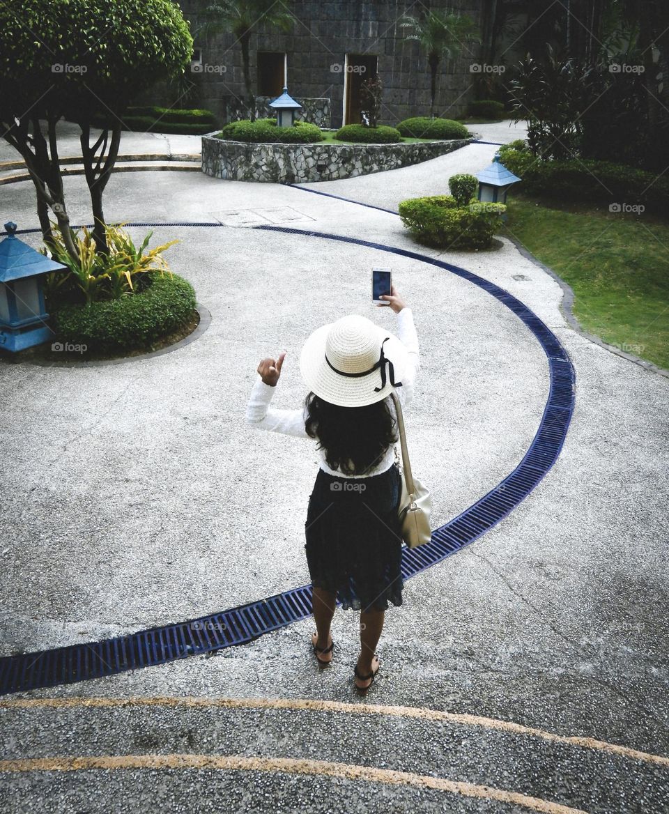 A woman is counting to take a selfie