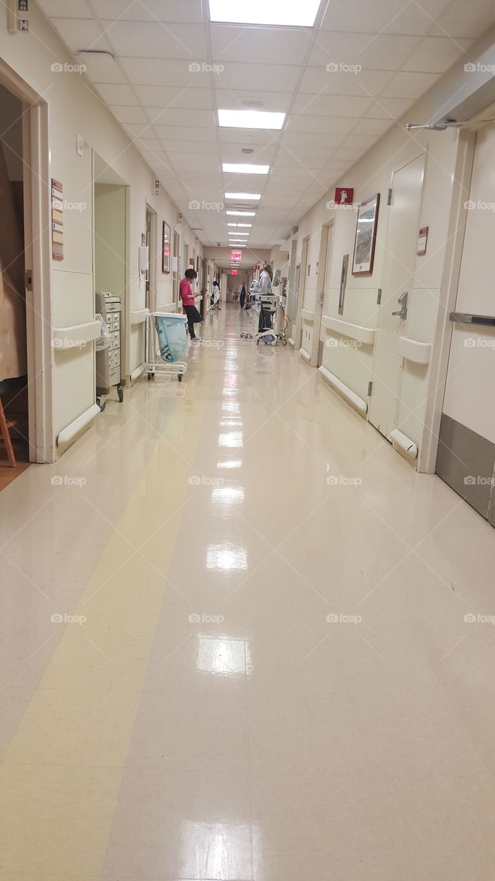 el pasillo frio y solitario de un hospital en New York