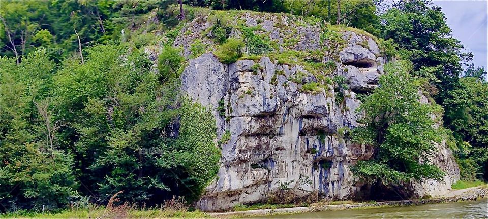 These cliffs envelope the “Danube” between “Kelheim” and the “Weltenburg Abbey” as it enters the “Donaudurchbruch” or “Danube Gorge”, two sharp turns followed by a half loop that surrounds a peninsula where the abbey sits. 2024. Hypnotic Productions