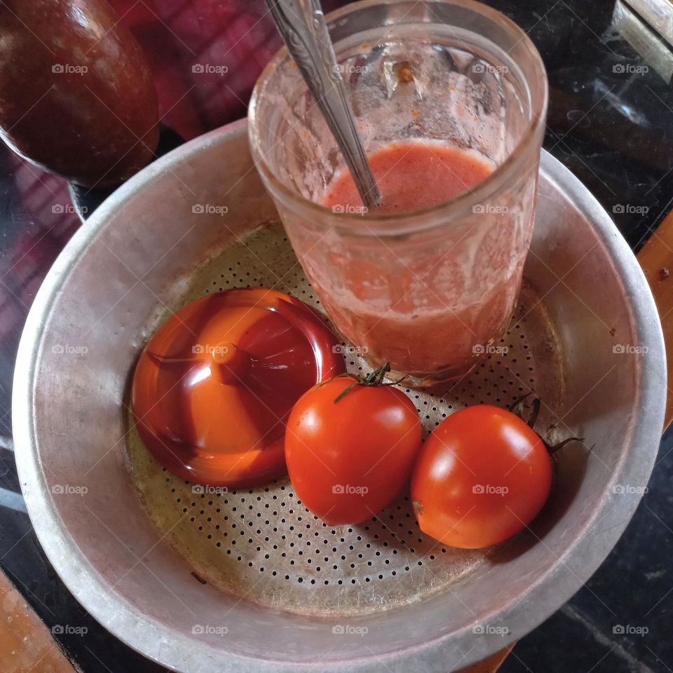 Tomato juice whose main ingredients are white sugar tomatoes and ice cubes
