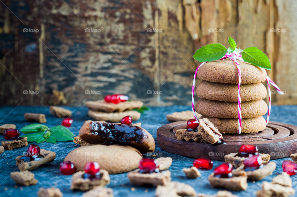 Let's eat yummy choco cookies.