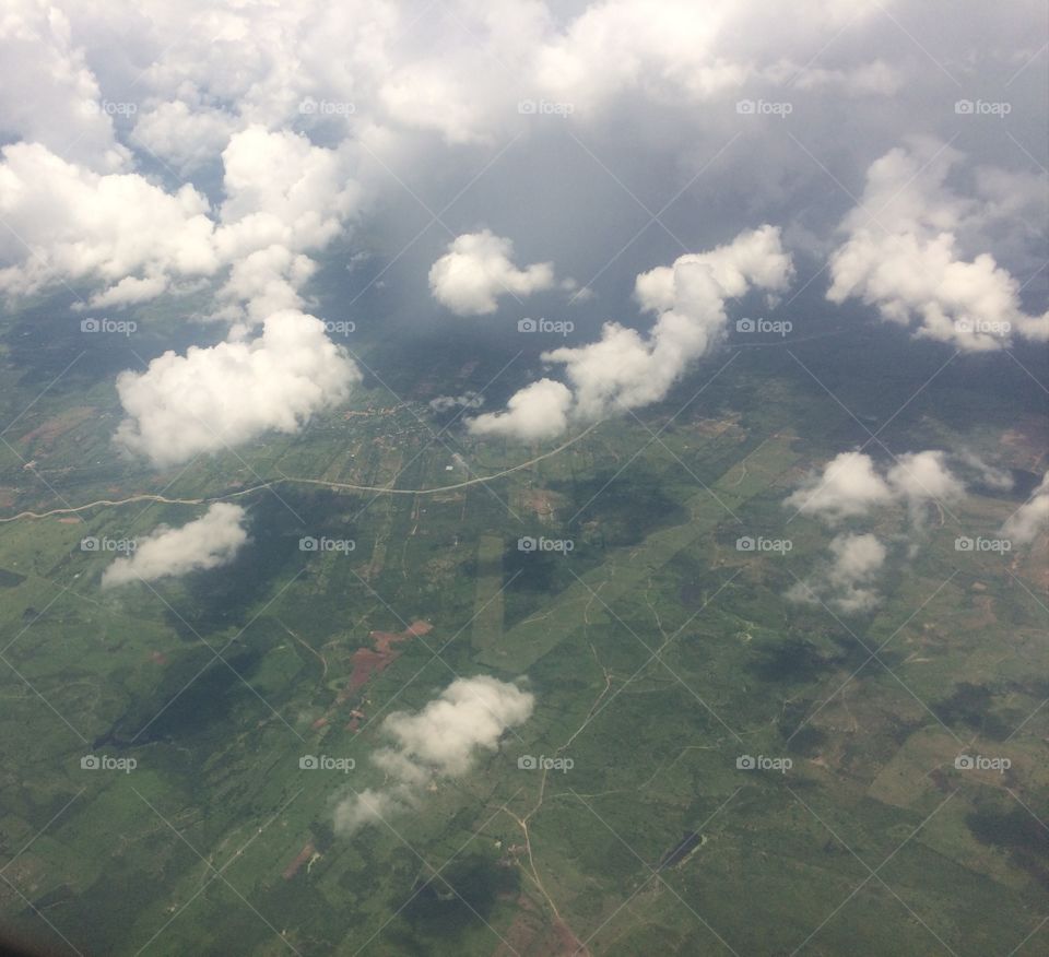 The view of a bird flying above the clouds. A visão de um pássaro voando acima das nuvens.