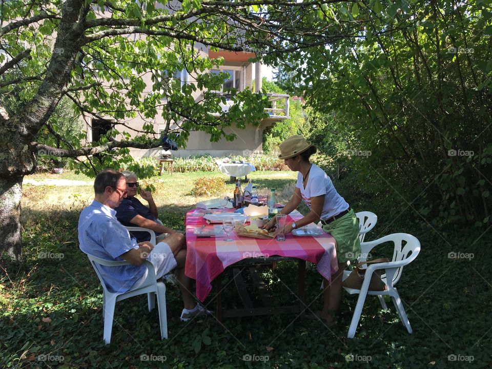 Lunchtime under the trees