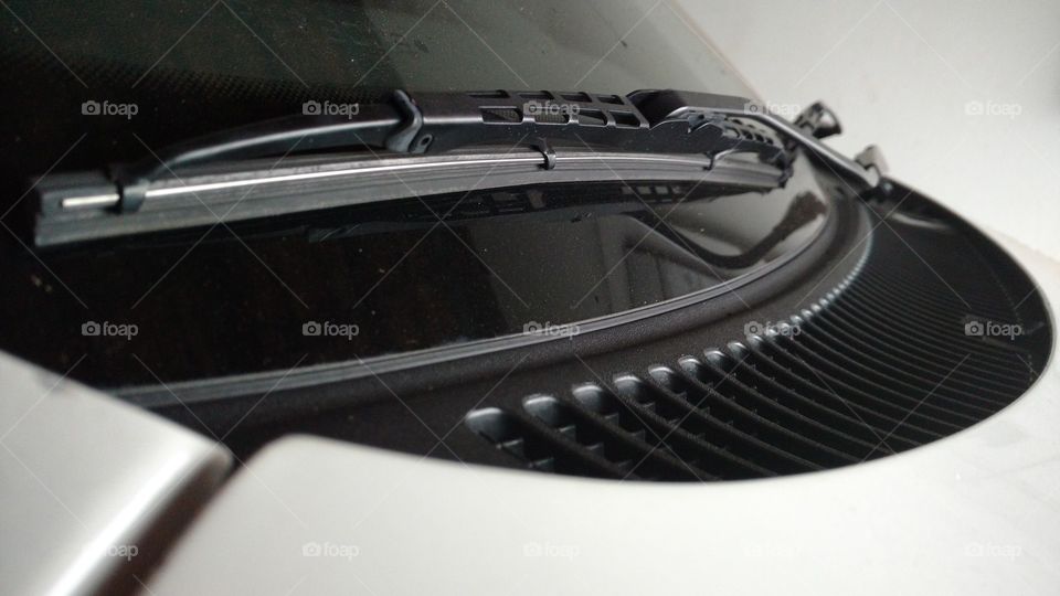 Parabrisas, limpador do parabrisas,  grade  de escoamento da água junto ao capô.