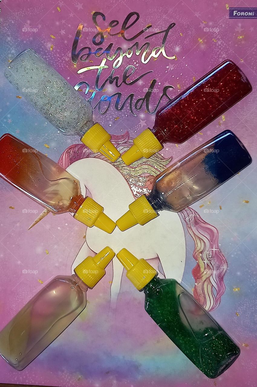 A capa de um caderno com as cola coloridas.