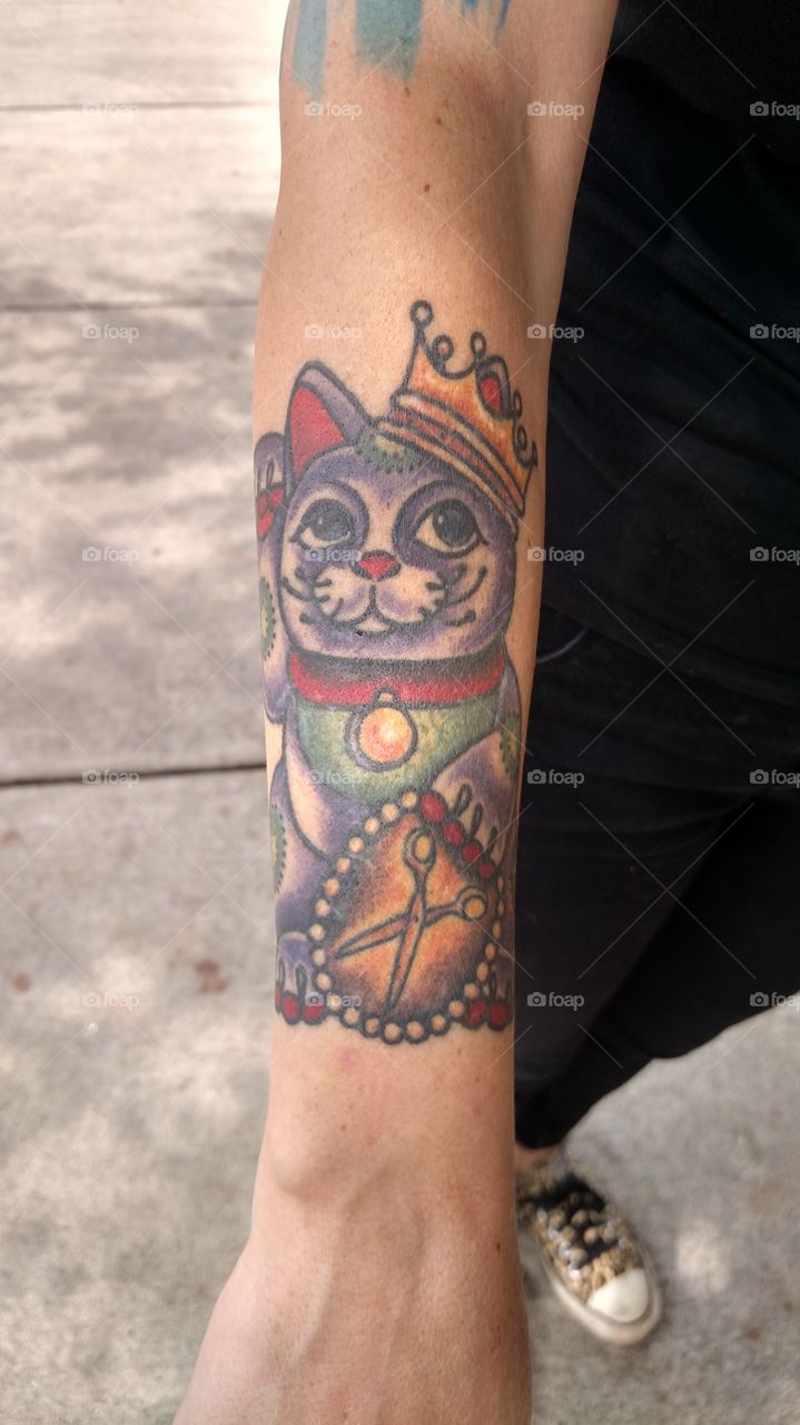 lots of beautiful and colorful details in this tattoo