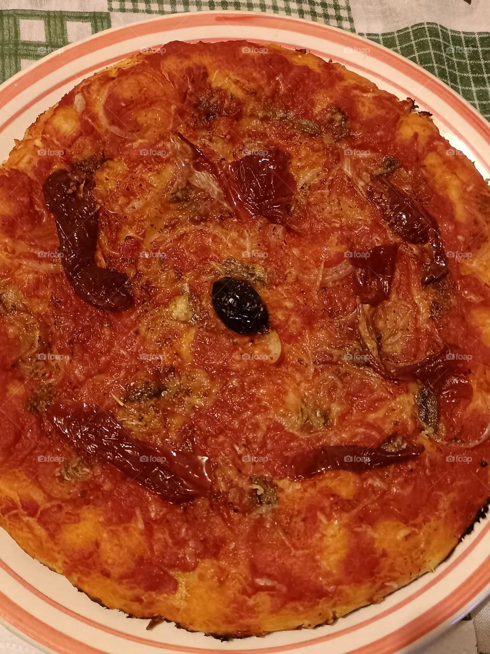 pizza Saccense con Acciughe cipolla e pomodori secchi