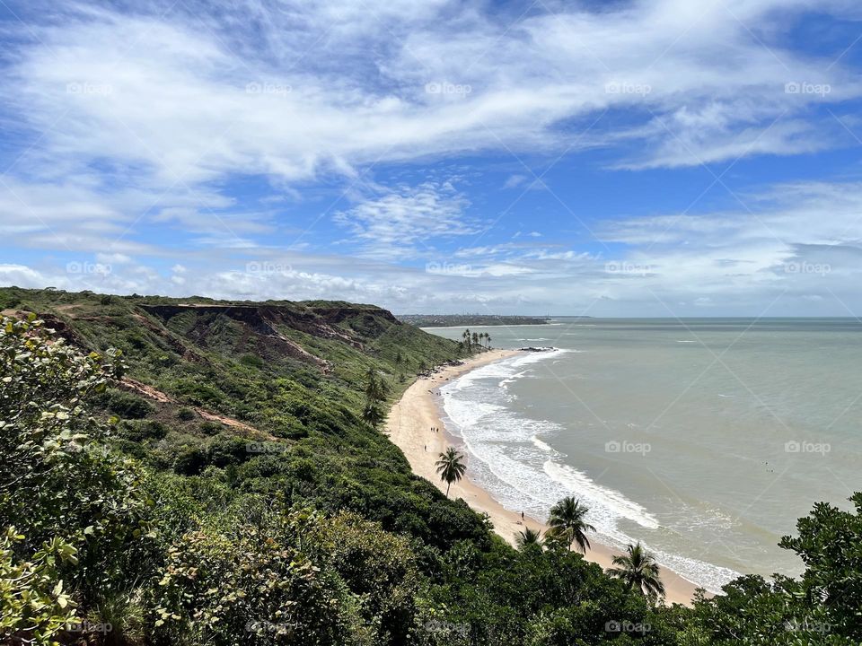 Escarpas da praia de coqueirinhos na Paraíba, Brasil. Uma vista espetacular do litoral nordestino 