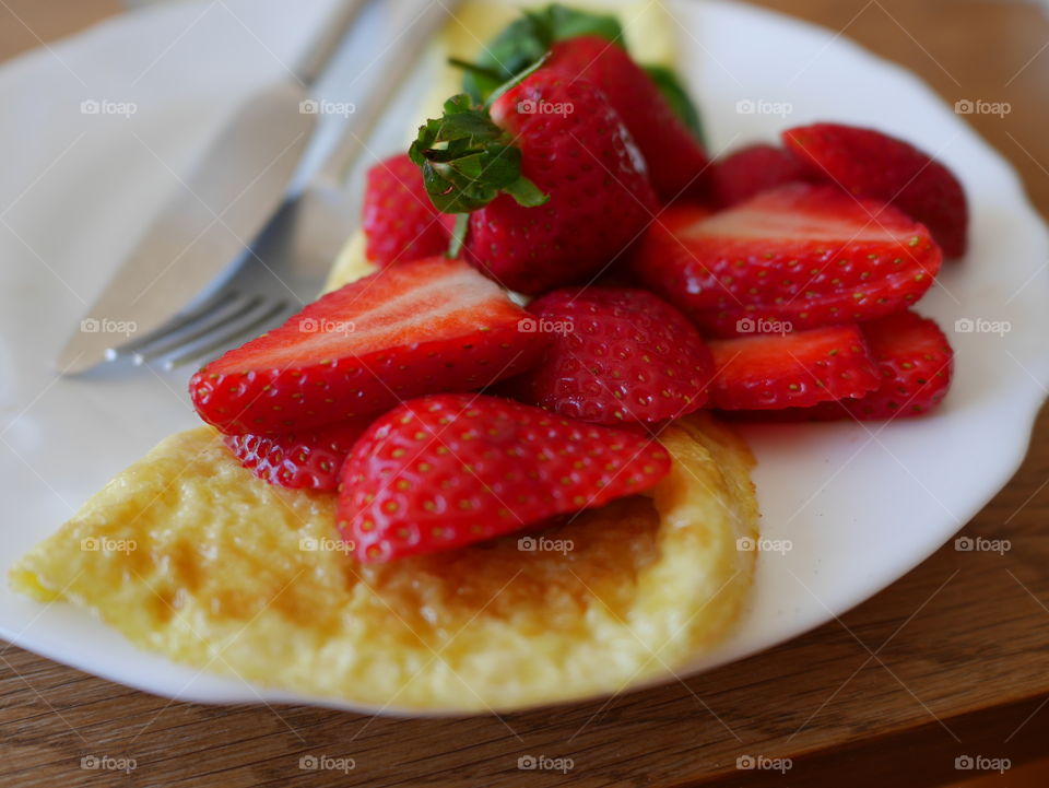 Omelette with strawberries 