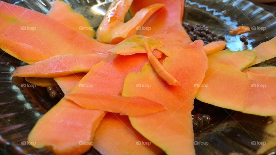 A bela cor laranja das cascas de mamão.