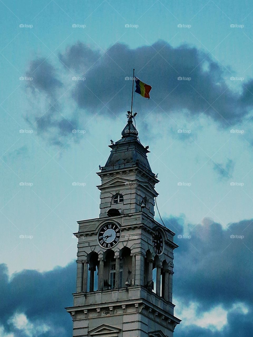 the Romanian flag above the town hall tower in Arad