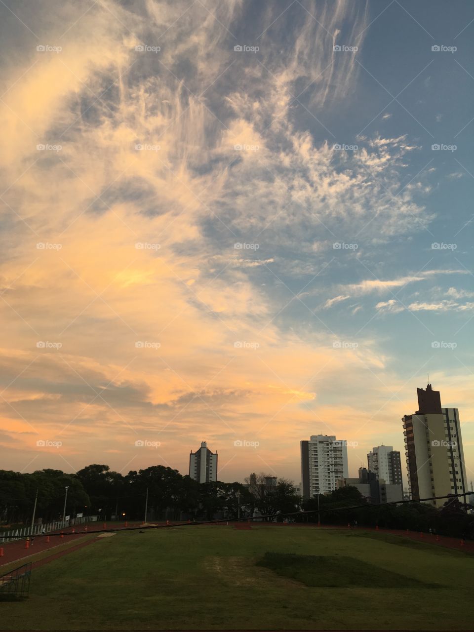 Pista de #Atletismo do Complexo Esportivo Nicolino de Lucca (o popular Bolão), às 07h. 
🏃🏼‍♀️
#amanhecer
#saúde
#run
#nuvens