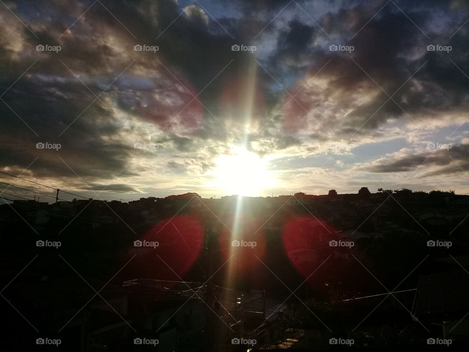 🇺🇸 A very bright sun, surrounded by dark clouds. Who will win: the Astro-King or the Rain that threatens to arrive? / 🇧🇷 Um sol muito brilhante, cercado por nuvens escuras. Quem vencerá: o Astro-Rei ou a Chuva que ameaça chegar?