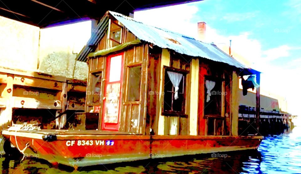 This tiny houseboat which is essentially a wooden shed put on top of a small boat could be seen in the vicinity of the “Pulaski Bridge” at “Newtown Creek” around 2018 approximately. Hypnotic Productions