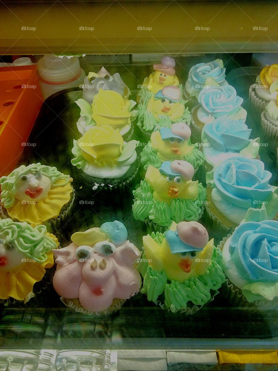 A happy Cupcakes starts with the decorations :D