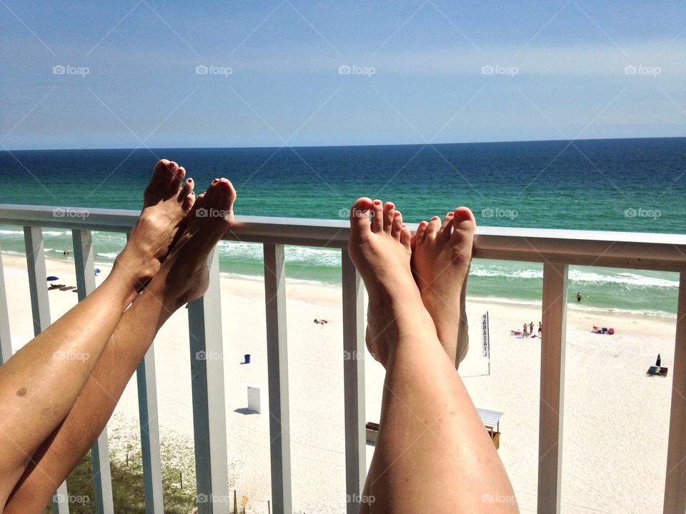 Like mother, like daughter. A relaxing getaway from this crazy life never hurt anyone. 