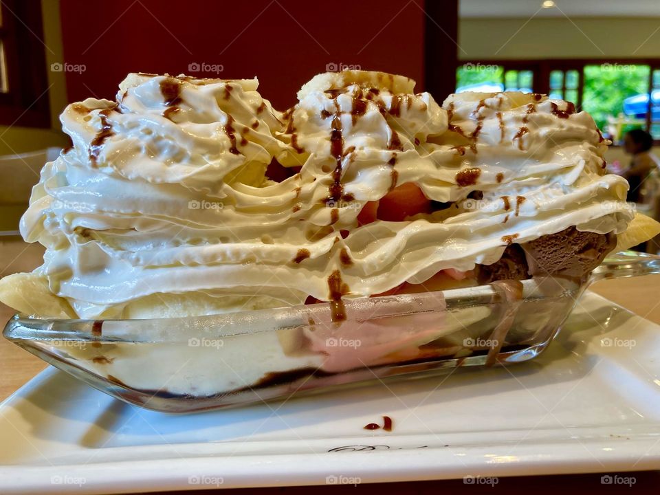 🇺🇸 Banana Split Time!  During the week, we have fruit.  On Sundays, it's worth the goodies!  Flakes, chocolate and strawberry.  Who wants? / 🇧🇷Hora da Banana Split! De semana, temos frutas. Aos domingos, vale as guloseimas! Flocos, chocolate e morango.