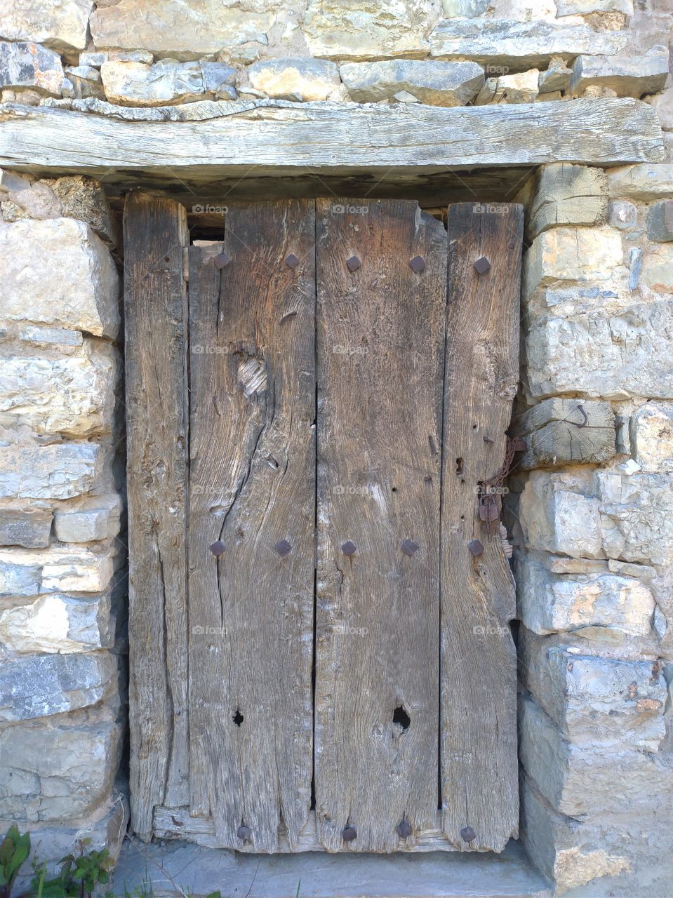 Puerta antigua y vieja de madera