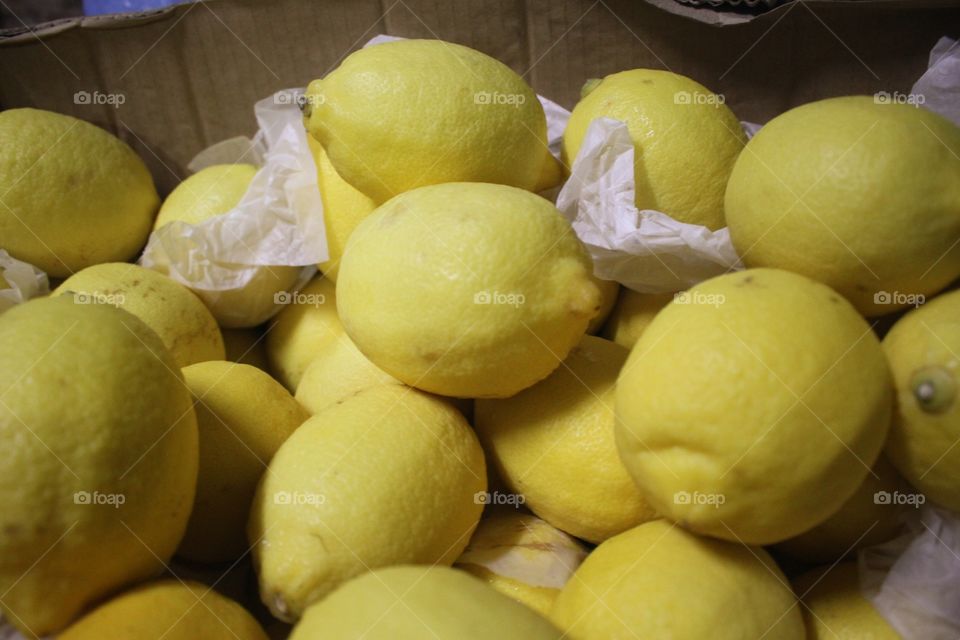 a lot of lemons in a box