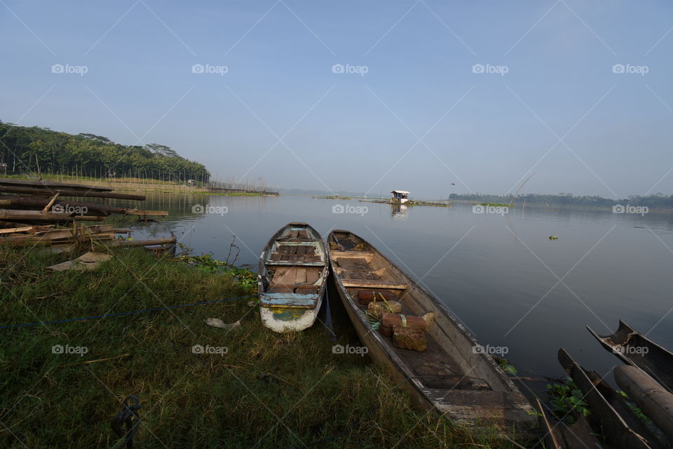 fishing boat to find fish at the lake