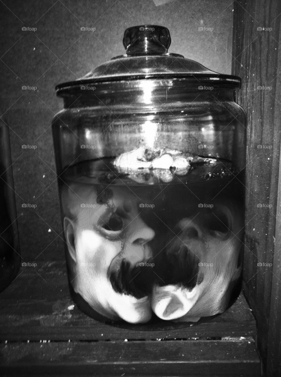 Two screaming heads in a jar!