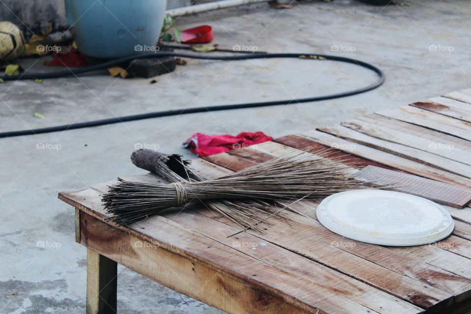 Filthy environment with unused tools !!! 