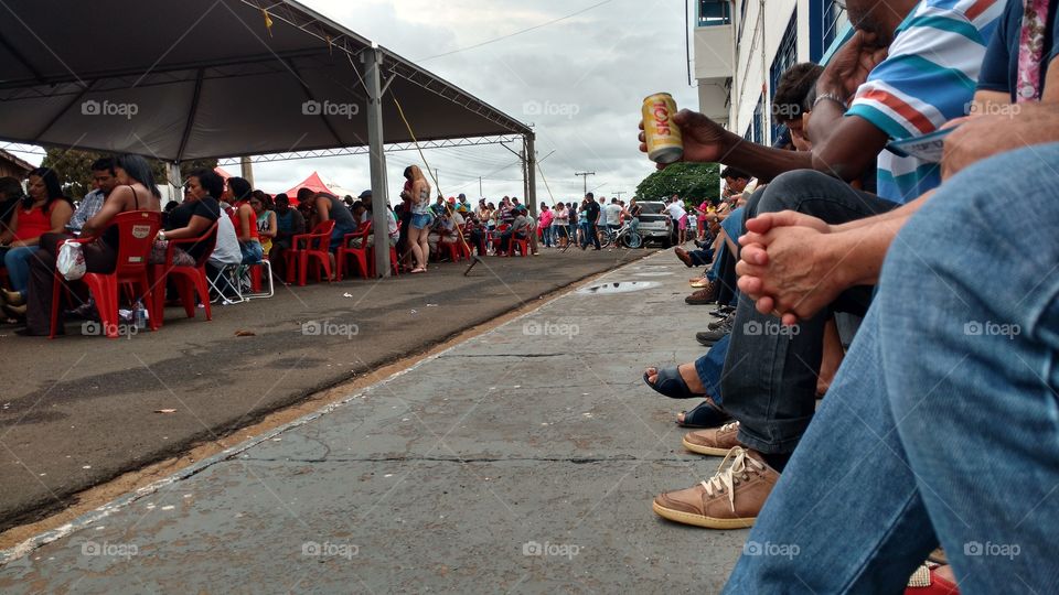 Pessoas na calçada. Confraternização.