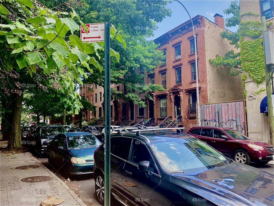 This is „Waverly Av“ at the corner of „Fulton St“ in „Clinton Hill“, Brooklyn on a sunny afternoon in July of 2023. Hypnotic Productions