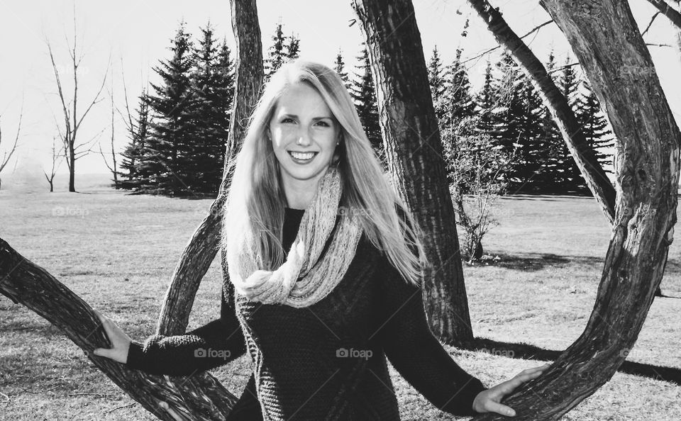 Beautiful woman modeling in the autumn trees 