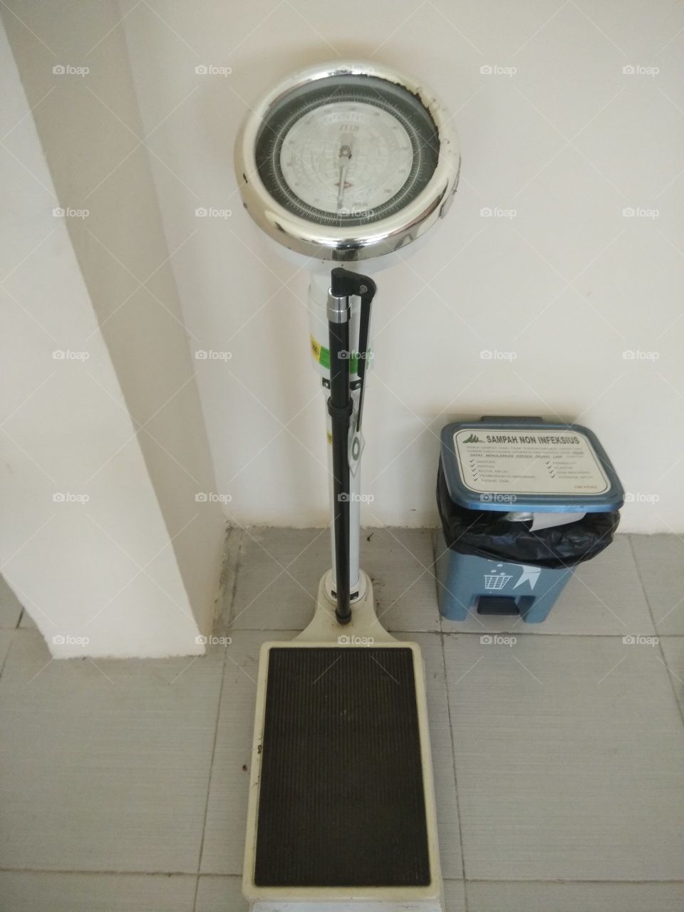 weight measurements. near it there is rubbish box