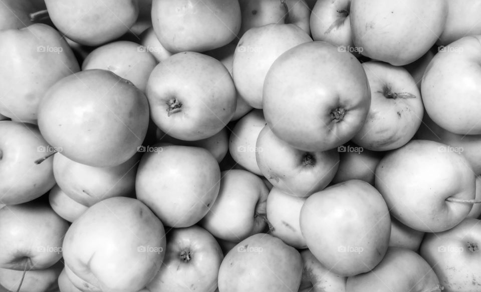 Apples in black and white although they are green)