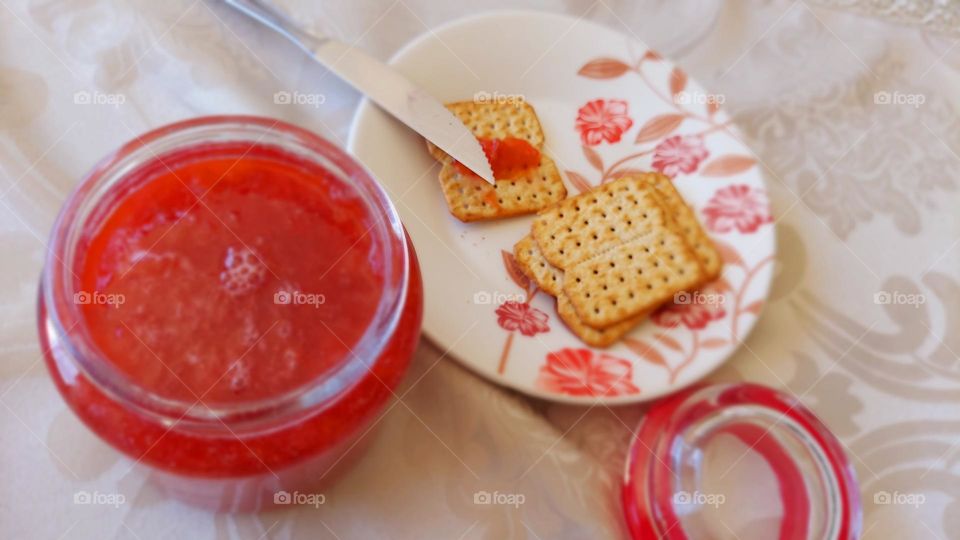 Geléia de ameixa com morangos. Deliciosa, saudável porque é sem conservantes.